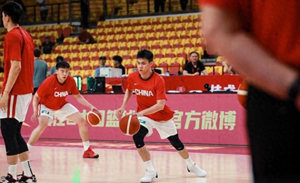 郑钦文逆转萨卡里终结连败,心态蜕变守住草地首胜