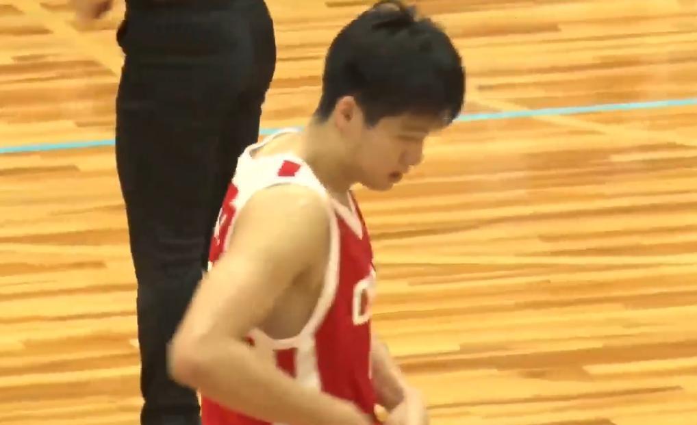 痛失好局，瑞士主帅雅金在球队被卡塔尔绝平后怒摔水瓶