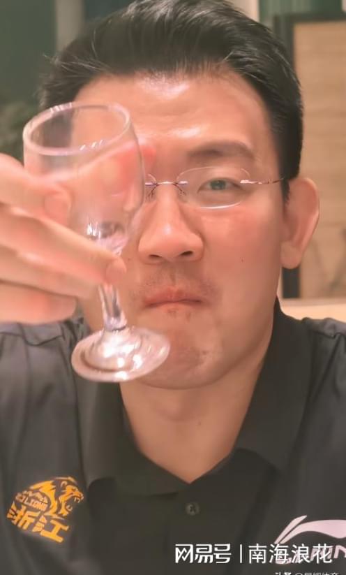 饿了？拉门斯被拍到在比利时替补席啃苹果