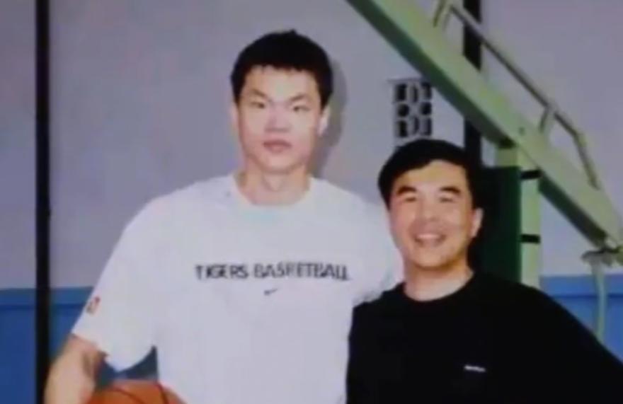 突发!福克斯取关马刺,字母哥交易倒计时,快船计划追求FMVP