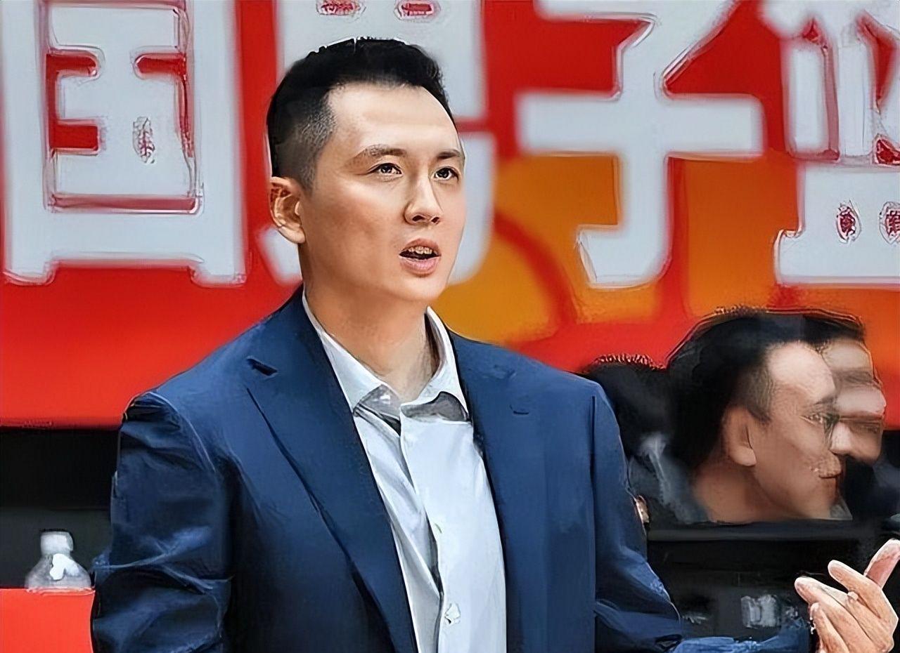 前任被捕,他扶正42胜;如今转身,赴另一座城