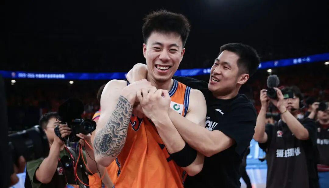 NBA首支单赛季双冠王,尼克斯两项决赛均成功战胜马刺