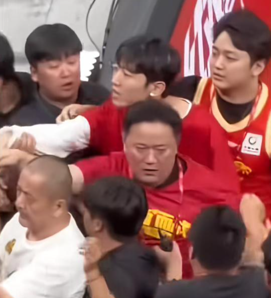 4年2.29亿,福克斯坑苦马刺!老板儿子“赶人”+搭首轮才能送走?