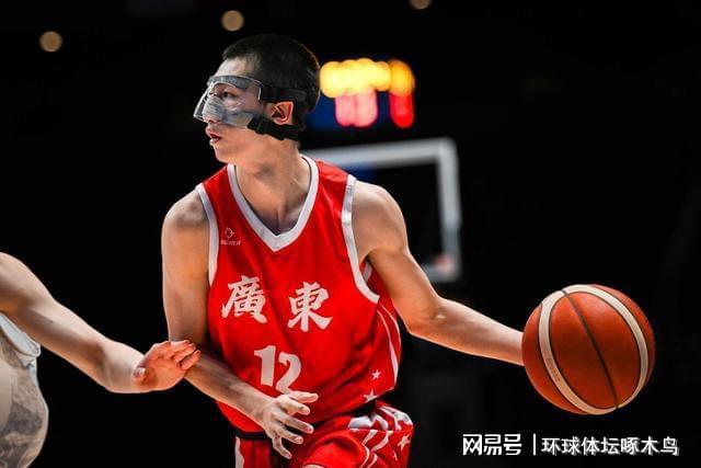 壹号娱乐尼克斯夺冠夜罗宾逊谈抓蛇玄学:G5篮板奇兵助冠军
