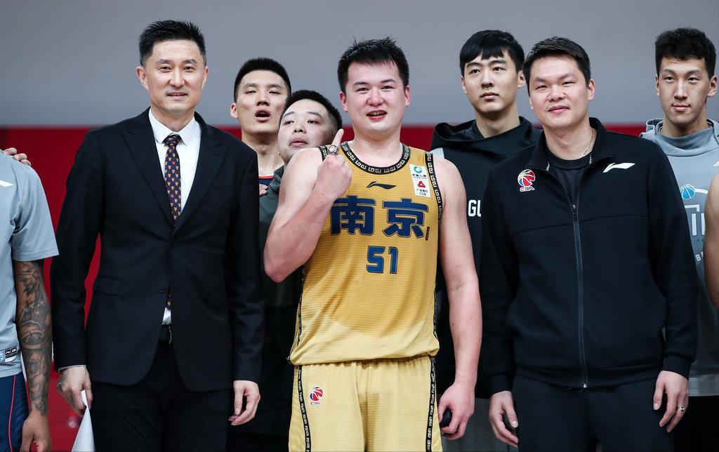 尼克斯迎赛点利好!马刺替补中锋出战成疑,文班亚马要独自扛内线