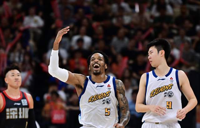 球迷吵翻!乔丹是NBA初代营销大牌,詹姆斯是迭代招牌,真相扎心