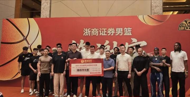 布伦森夺冠夜喊话:斯威夫特粉丝,给麦克纳特个台阶