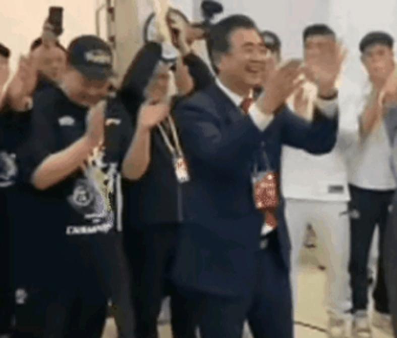 詹姆斯4万分是熬工龄？步行街为这事吵翻了