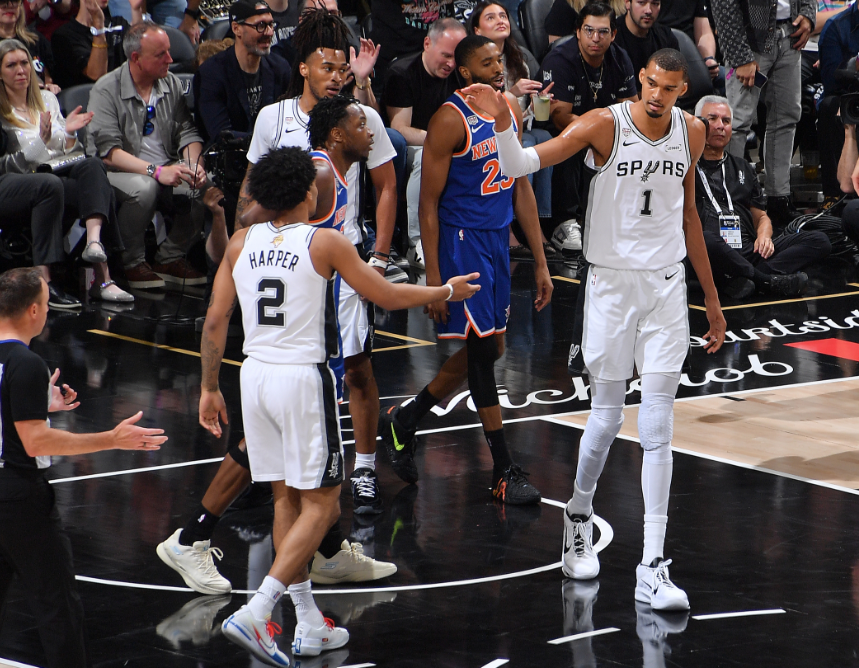 半个世纪的等待！尼克斯时隔53年再度夺得NBA总冠军
