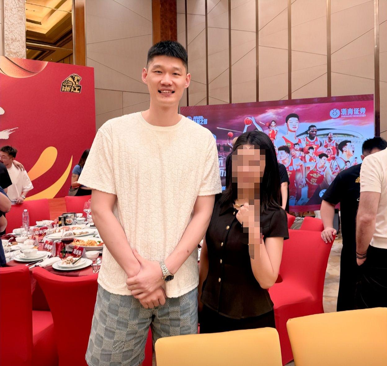 火箭助教艾维竞争独行侠帅位