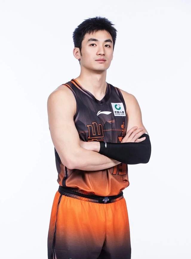NBA球员齐聚青训营:朗多传授球商,欧文膝伤后首秀状态良好