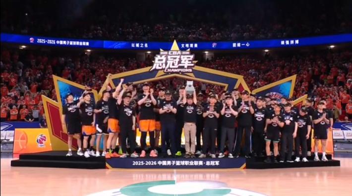 尼克斯队时隔53年NBA再夺冠,中锋罗宾逊晒比赛前酒店抓蛇视频