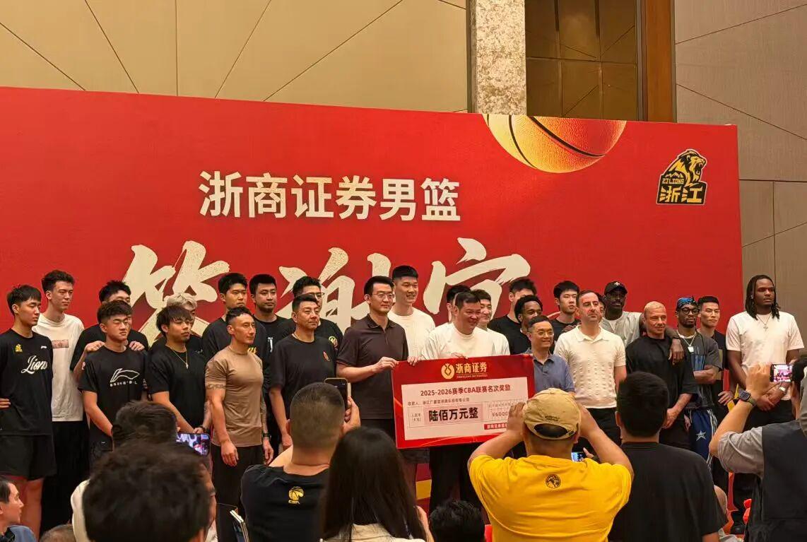 湖人连曝4条消息!篮网4年1.78亿挖角里夫斯有超10队找41岁詹姆斯