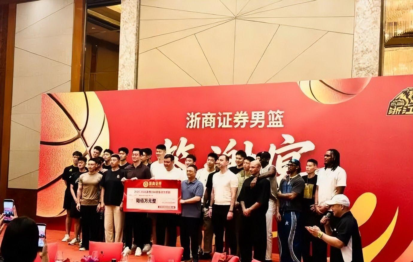扎堆离队!湖人三名核心轮换将跳出合同,今夏同时试水自由市场
