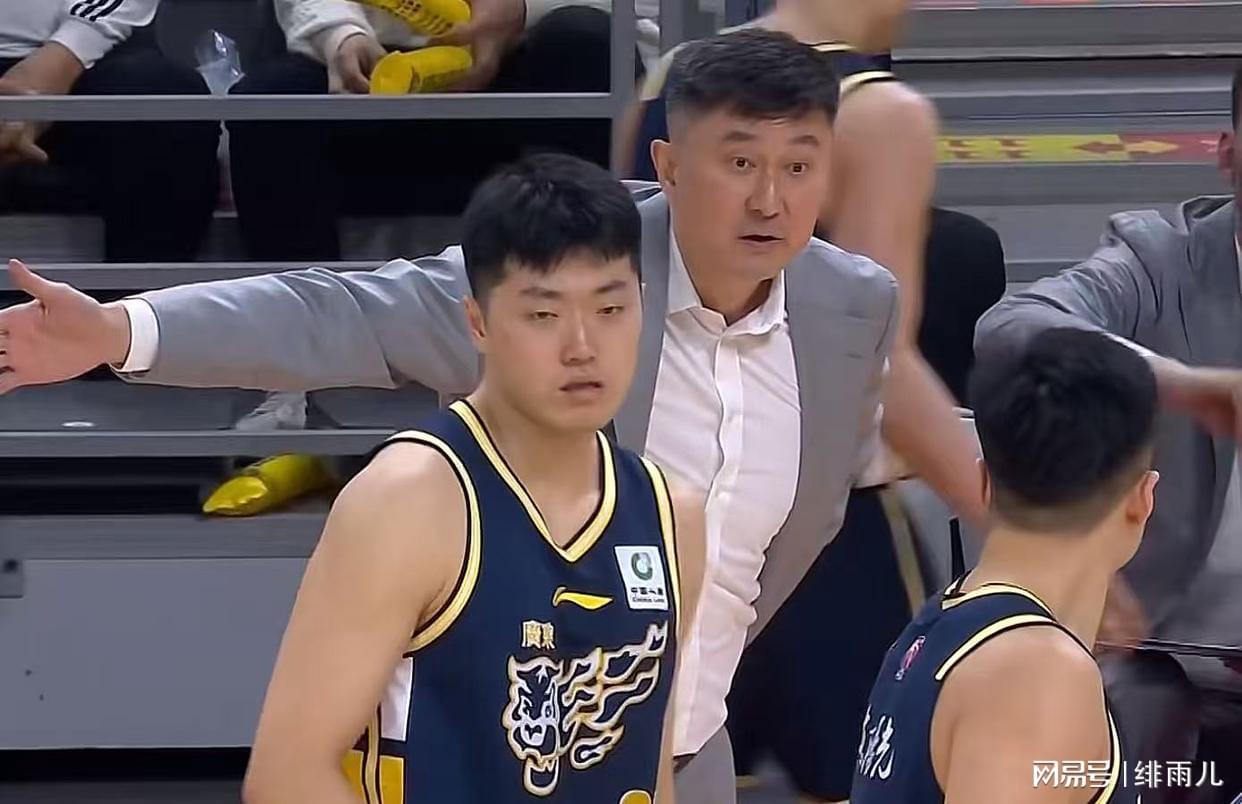NBA球员齐聚青训营：朗多传授球商，欧文膝伤后首秀状态良好