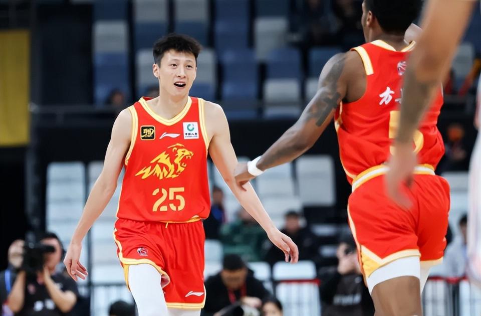 NBA创造历史!8年8个不同球队夺冠,别说马刺路还长