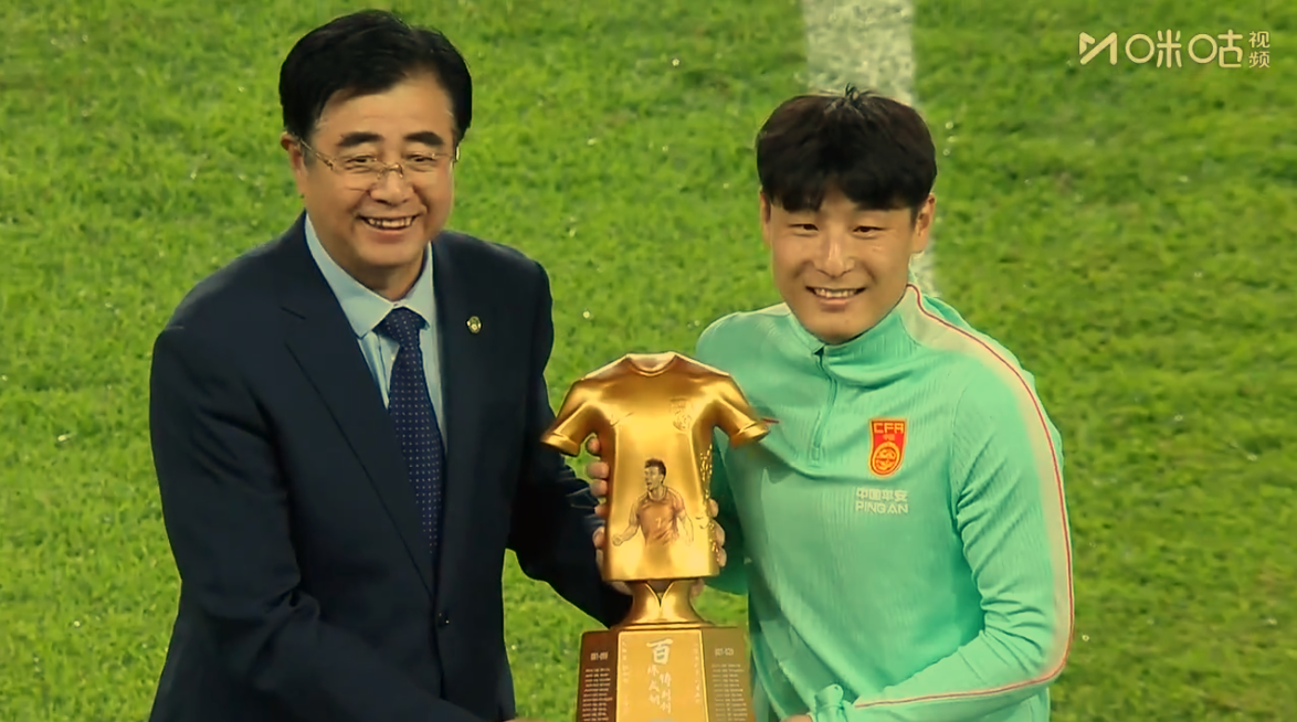 罗本承认：梅西非人类！和他同一时代踢球，是无数球星最大的无奈