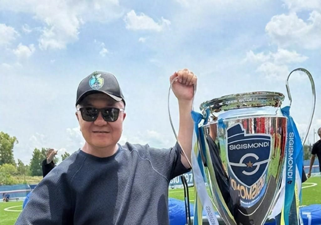 记者：切尔西仍在持续关注尤文边卫坎比亚索，球员想去巴萨