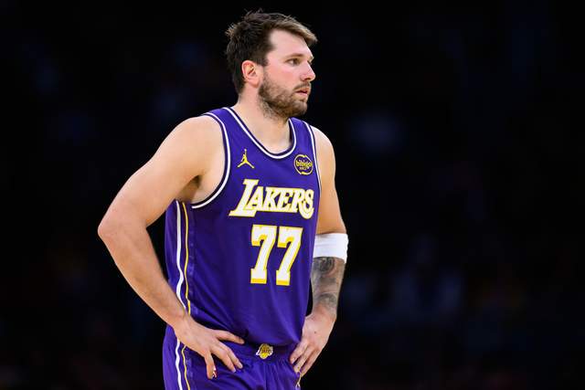 中国男篮在卡塔尔给赵继伟庆生,杨瀚森仍然进入不了NBA轮换,付豪谈赛季目标以及自身不足
